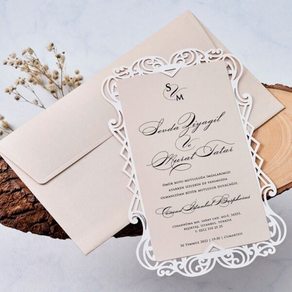 Krem tonlarında dantel kenarlı davetiye.